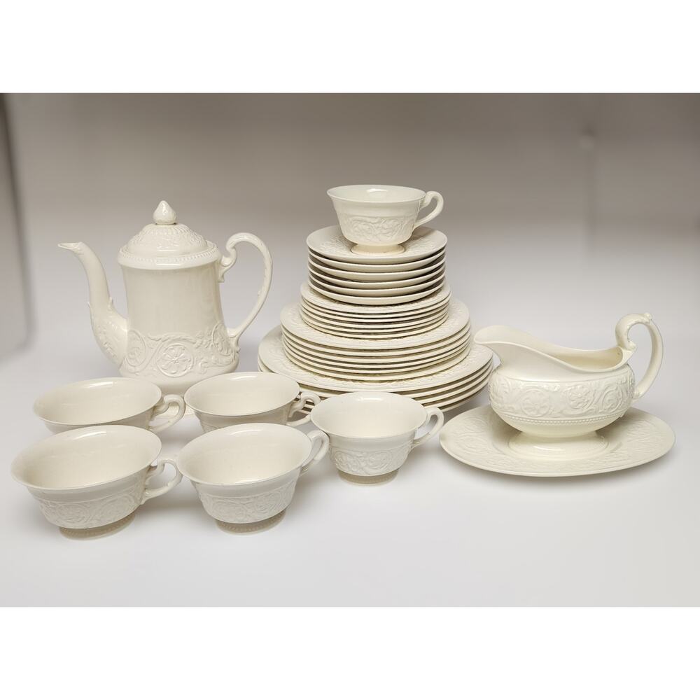 Wedgwood Patrician Antique Collectable (1927-1986) Ivory 32 PCS Dinnerware Set